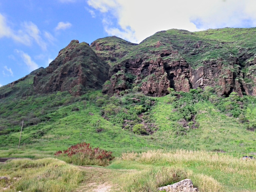 Stunning mountain range stops the road from reaching Kaena Point